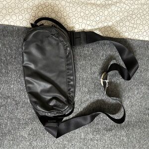 10/25$ 🧁 Black Crossbody Bag